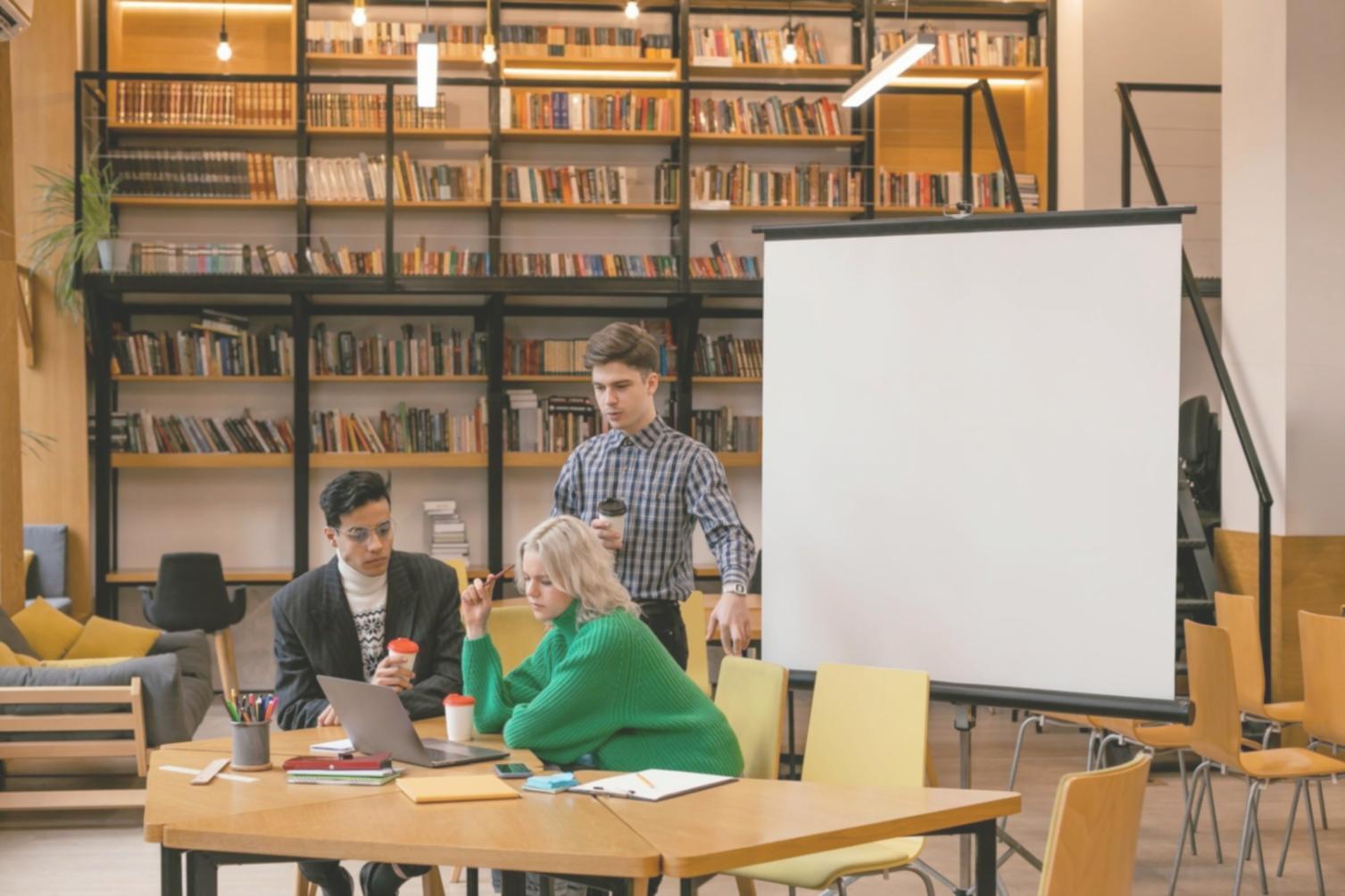 Estudiantes trabajando en análisis financiero