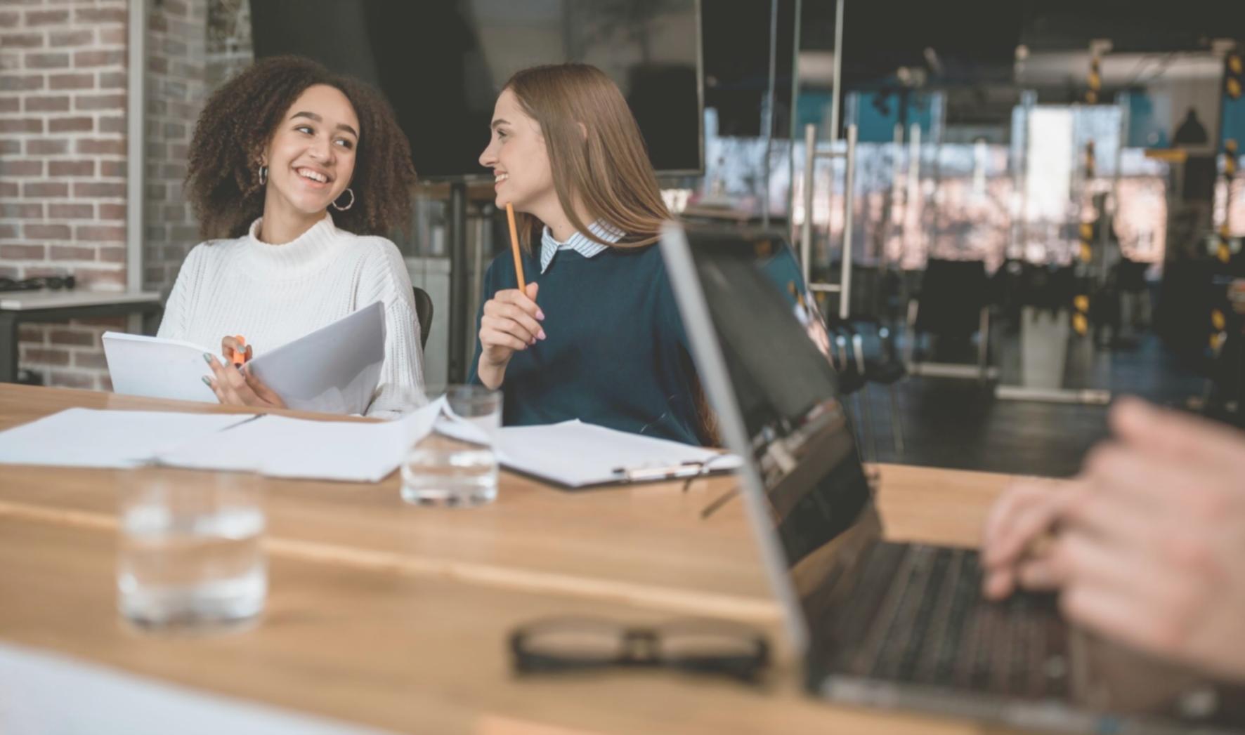 Sesión de trabajo en equipo analizando proyectos de inversión